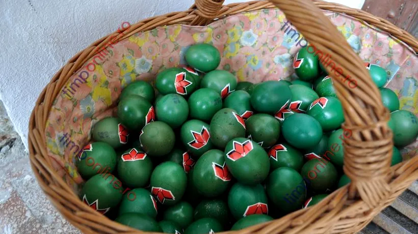 Campanie electorală de Paște la Bistrița: Peste 500 de ouă vopsite în verde și cu sigla UDMR, oferite după slujba de Paștele Catolic