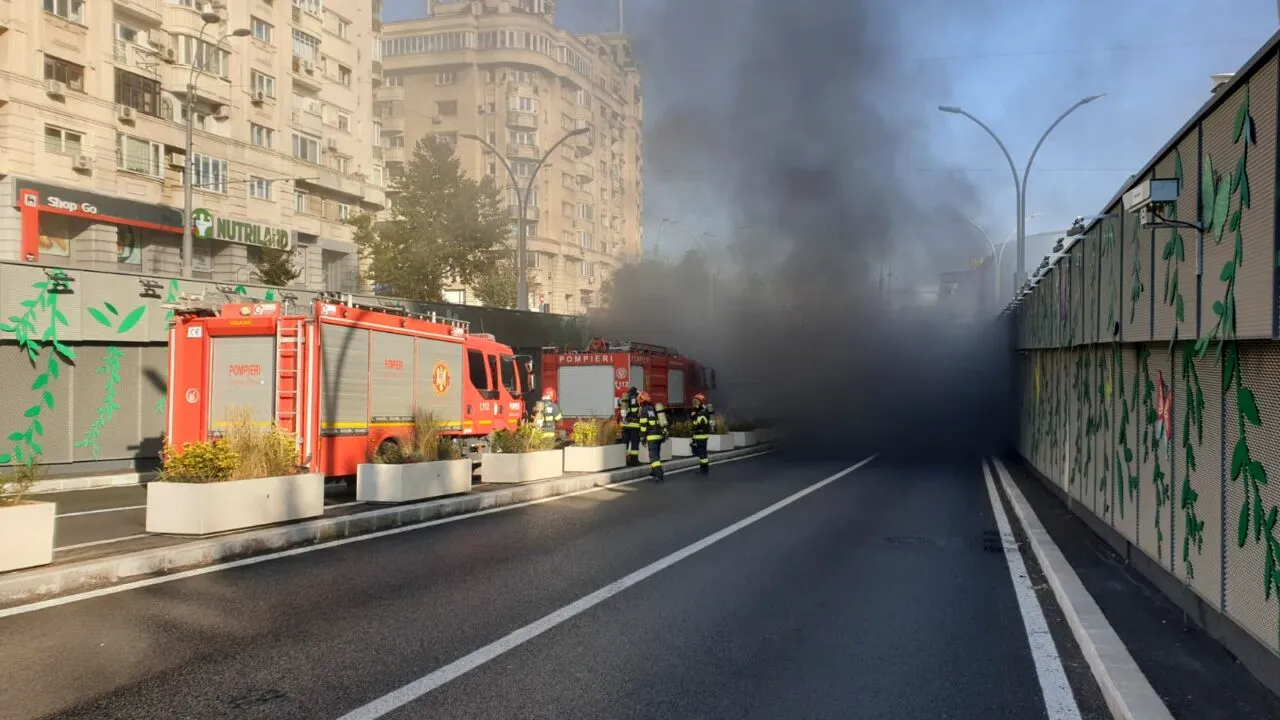 VIDEO | Circulația auto prin Pasajul Unirii, închisă până joi pe sensul spre Berceni după ce o mașină a luat foc în interior. Primăria Sectorului 4 vrea ca reluarea traficului rutier să aibă loc în condiții de maximă siguranță