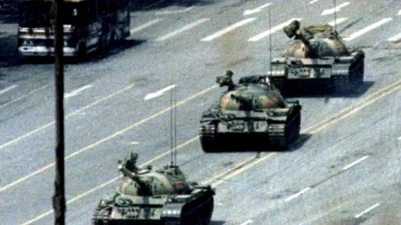A murit jurnalistul care a realizat celebra fotografie „Omul din Piața Tiananmen
