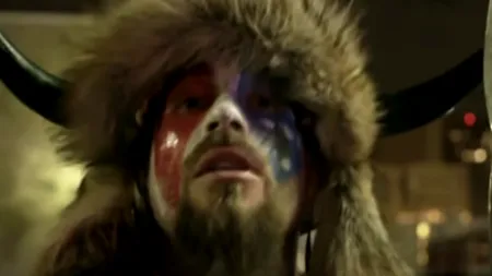 „Șamanul QAnon” negociază cu procurorii scurtarea pedepsei sale după ce a fost diagnosticat cu mai multe boli psihice