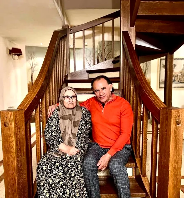 Mohammad Murad alături de mama sa