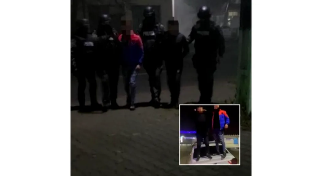 VIDEO | Doi adolescenți din Vrancea s-au filmat în timp ce dansau pe o mașină de poliție și au postat imaginile pe Facebook. Ce au pățit pentru „distracția” lor