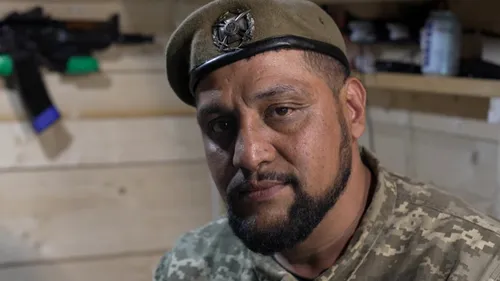 VIDEO | Povestea refugiatului afgan care se află la comanda trupele ucrainene. A fugit din țara sa din cauza invaziei sovietice, iar acum luptă contra Rusiei: „Nu am vrut să mă predau și să văd un steag rus deasupra capului”