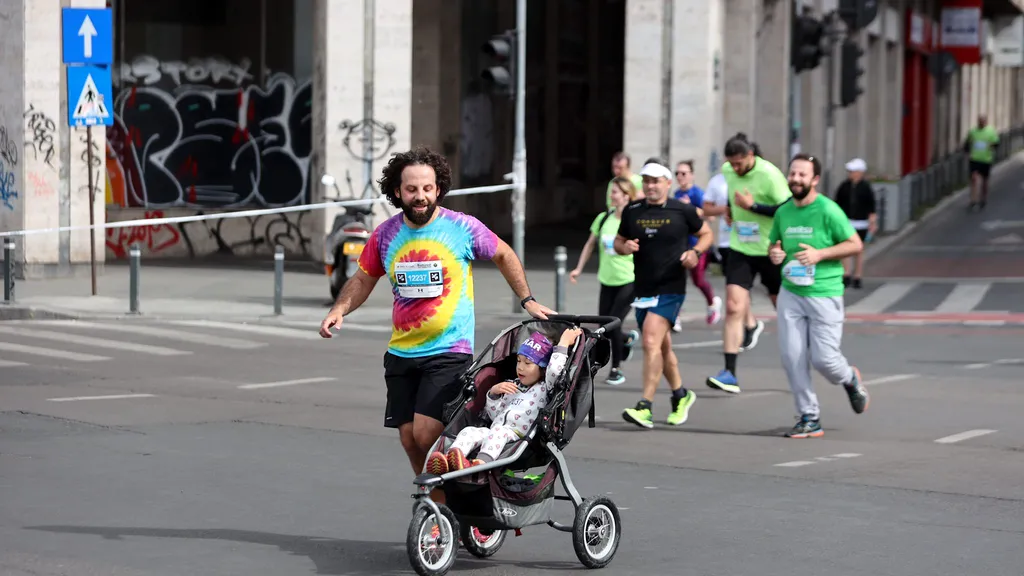 FOTO - VIDEO | Mii de alergători au participat, duminică, la Semimaratonul București
