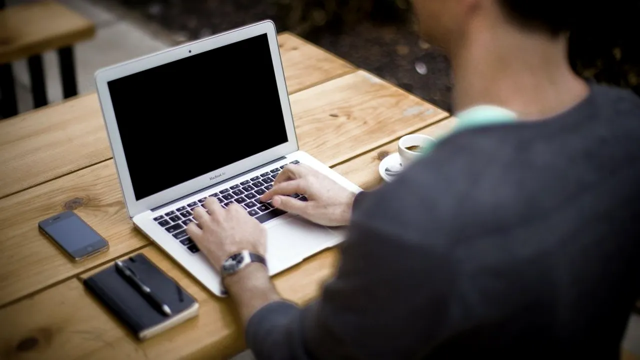 SONDAJ: Câți români au economii puse de-o parte în cazul în care vor rămâne fără loc de muncă în contextul coronacrizei și câți au avut parte de micșorări de salariu în această perioadă