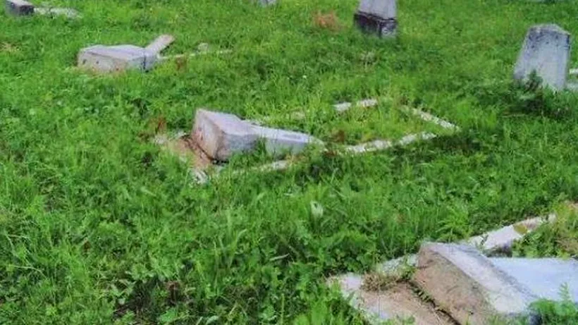 Zeci de morminte ale eroilor din Primul Război Mondial, profanate la Dej