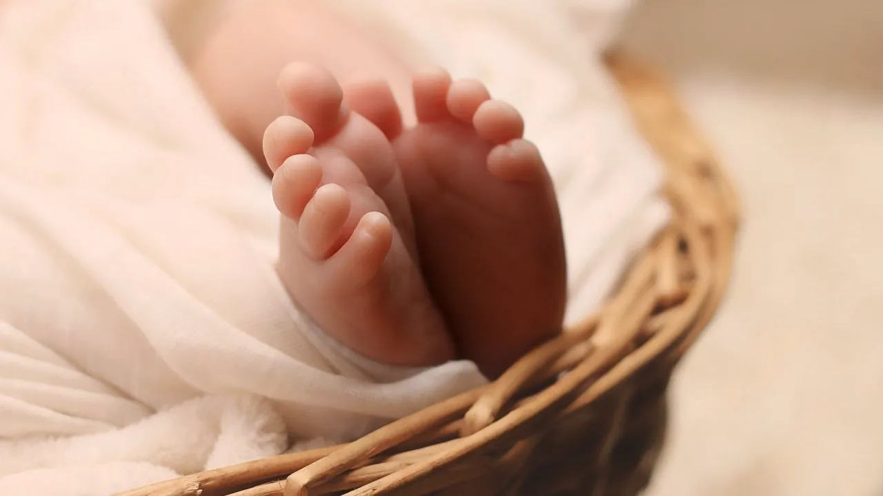 Cea mai tânără mamă din UK este o fetiță de 11 ani. Copila a rămas însărcinată la doar 10 ani