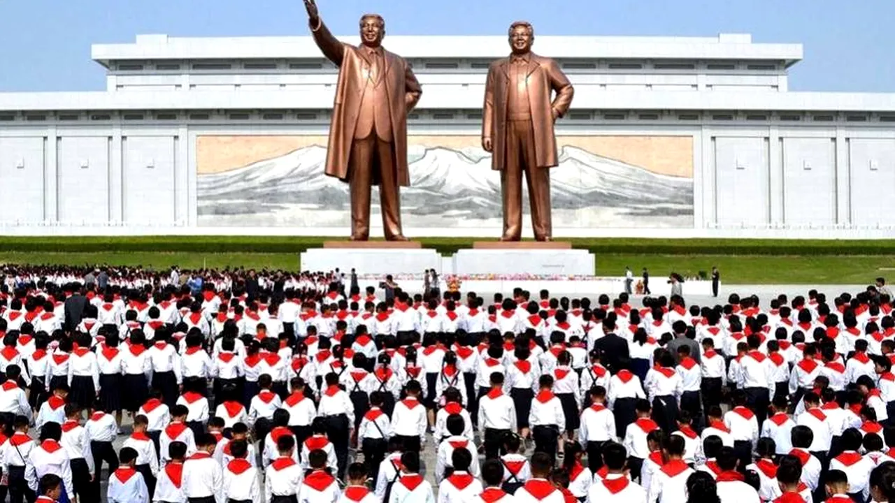 „8 băieți și 9 fete cântă imnuri de laudă Conducătorului Iubit. Câți copii cântă în total?