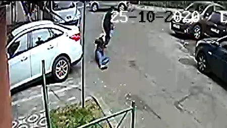 Jaf șocant pe o stradă din București. O bătrână aproape că a fost ucisă, pentru un leu și un telefon vechi (VIDEO)