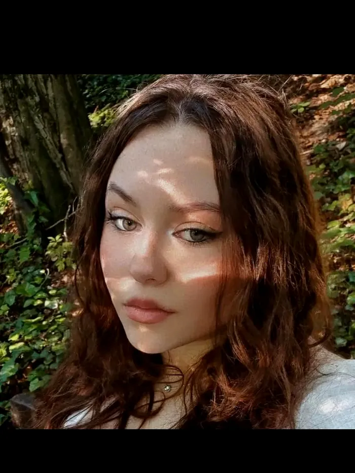 Fiica unui preot din Maramureș s-a aruncat de la etajul 12. „Mă veţi uita în câţiva ani. Dar să nu uitaţi că am fost înconjurată de oameni care au râs de durerea mea” / Sursa foto: Instagram