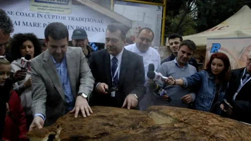 Încă un record de imagine. Ministrul Agriculturii a împărțit cea mai mare pâine din România, de aproape 100 de kilograme