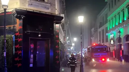 Pompierii INTERVIN în centrul istoric al Capitalei, unde din acoperişul unei clădiri iese fum. A fost limitat accesul persoanelor civile în zonă