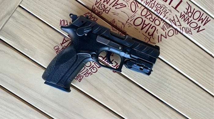 Bărbat beat, prins cu un pistol la brâu, în cartierul rezidențial Cosmpolis