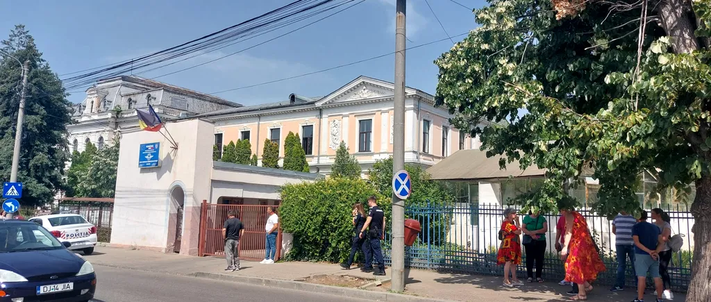 O elevă din Craiova a fost lovită de un alt tânăr, în zona feței, înainte să intre la Bacalaureat. Fata a ratat examenul