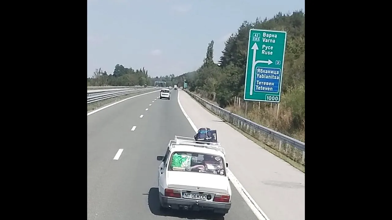 O Dacia 1300, încărcată până la refuz cu bagaje, a fost surprinsă pe drumul de întoarcere din Grecia: „Mare grijă, mașinile de epocă sunt căutate, poți rămâne fără ea, așa că parchează numai în locuri păzite”