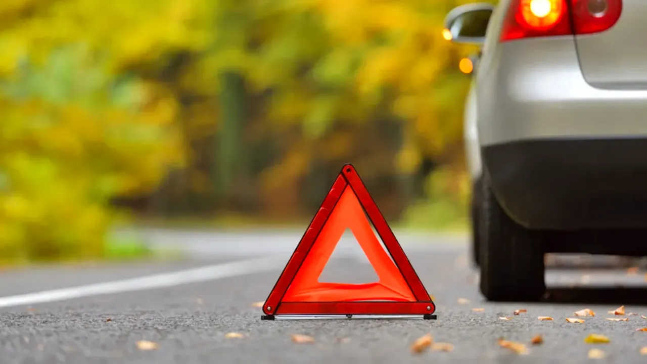 Se schimbă legea! Noi categorii de VEHICULE obligate să aibă triunghiuri reflectorizante, trusa de prim-ajutor şi extinctor