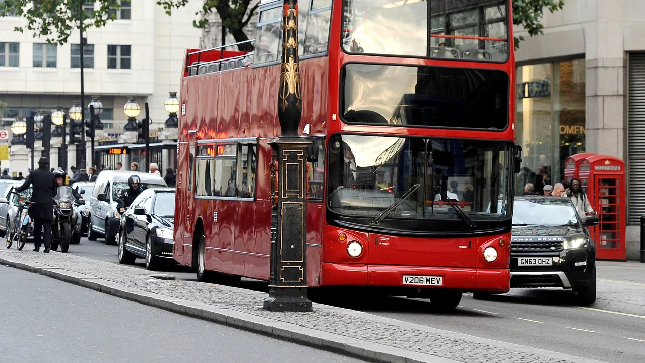 O româncă l-a înjurat pe un șofer de autobuz din Londra pentru că nu a oprit unde a vrut ea. Culmea întâmplării, bărbatul era tot român