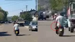 Obuz transportat cu scuterul într-o comună din Satu Mare. Viceprimarul l-a cărat în mână până la Poliție