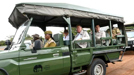 VIDEO | Klaus Iohannis se plimbă cu Land Cruiser în safari / Cum a fost fotografiat președintele în Kenya