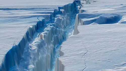 Un aisberg de 100.000 de ori mai mare decât cel care a lovit Titanicul s-a desprins din calota Antarcticii. Avertismentul cercetătorilor