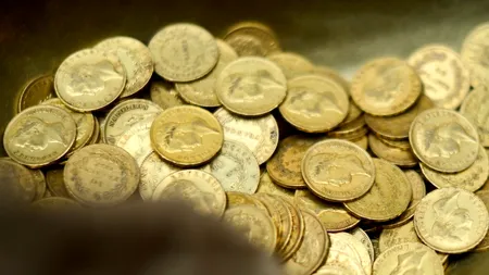 Peste 800 de monede, posibil de patrimoniu, găsite în timpul unor excavații, recuperate de polițiști