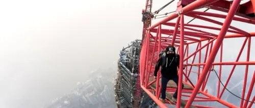 Doi tineri ruși s-au urcat pe a doua cea mai înaltă clădire din lume. VIDEO