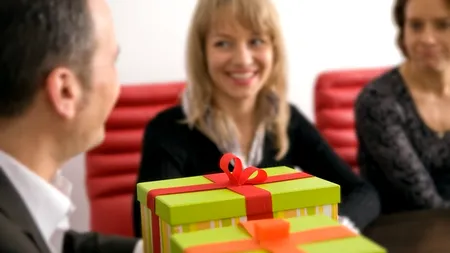 STUDIU. Te simți mai fericit atunci când dăruiești ceva, decât atunci când primești