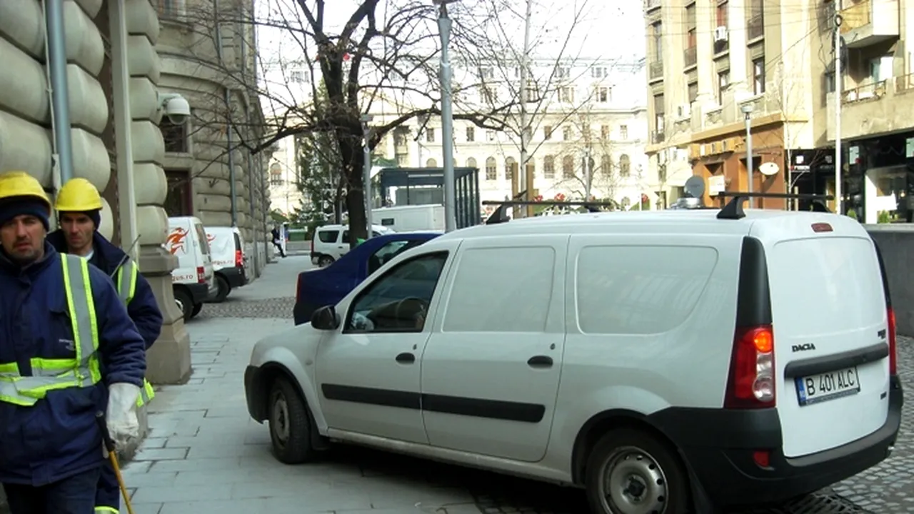 Parcarea de la Universitate, liberă și nebăgată în seamă. Bătaia pe locuri e tot la suprafață, pe interzis. FOTO