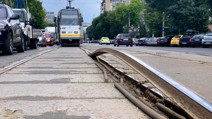 Imagine șocantă în București, cu o șină de tramvai care a ieșit din asfalt după ce s-a dilatat de la căldură