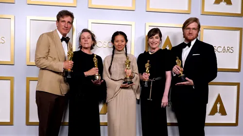 8 ȘTIRI DE LA ORA 8. Premiile Oscar 2021. „Nomadland”, cel mai bun film. „Colectiv” a pierdut în fața favoriților. Lista completă a câștigătorilor
