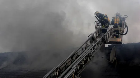 Răzbunare incendiară după mai multe „blesteme” pe Facebook. Doi tineri au fost reținuți