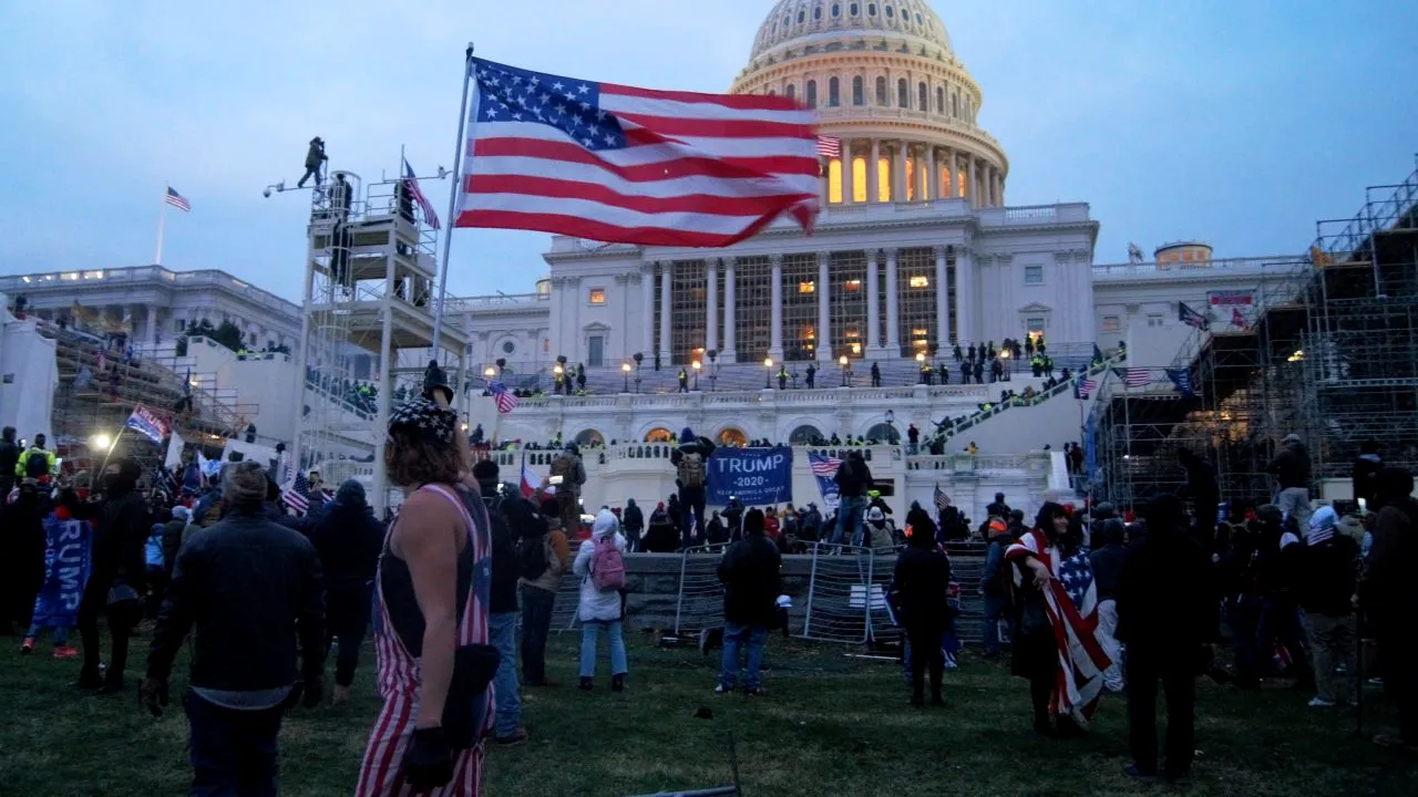 Militantul pro-Trump care a devenit celebru în urma asaltului de la Capitoliu, condamnat la închisoare