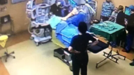 Ungureanu publică imagini din sala de operații de la Floreasca: A pus mâna pe pacienta arsă fără să se dezinfecteze