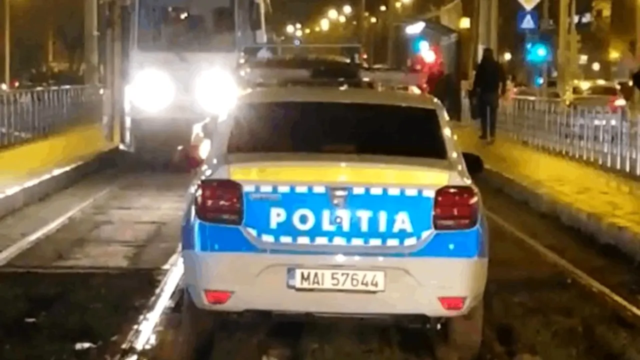 VIRALUL ZILEI: O mașină de Poliție, care circula pe liniile de tramvai, s-a împotmolit în noroi! (VIDEO)