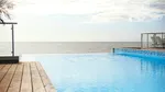 Obiceiul șocant al britanicilor. Ce obișnuiesc să facă la pisicină