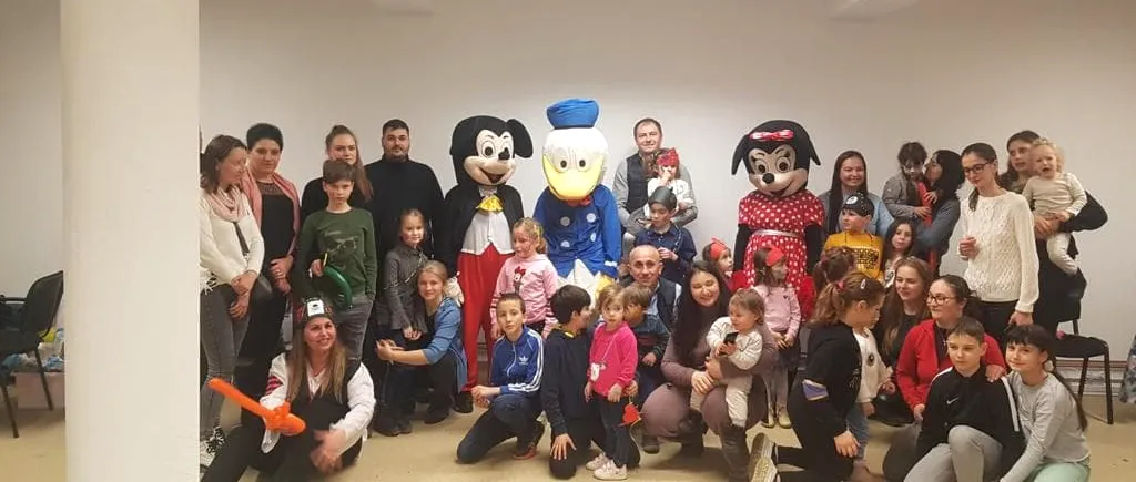 Un număr de 130 de refugiaţi din Ucraina, cazaţi în Vâlcea. După slujbă, localnicele au adus copiilor dulciuri şi icoane