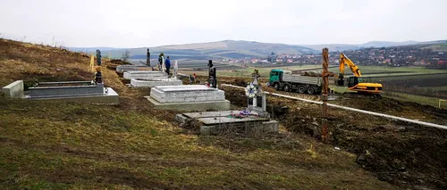 Odihna veșnică, DERANJATĂ. Mormintele dintr-un sat din Bistrița-Năsăud o iau la vale, în urma unor lucrări GALERIE FOTO