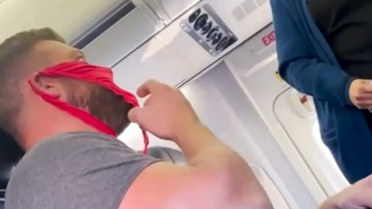 Un bărbat din Florida s-a urcat într-un avion, purtând o lenjerie intimă de damă pe față în loc de mască