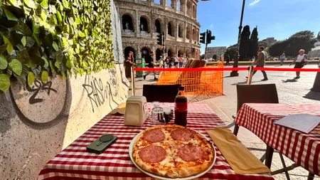 Prețul plătit de un turist român pentru a mânca o PIZZA lângă Colosseumul din Roma: „Nu e ca la Pizza Hut sau ca-n Centrul Vechi al Bucureștiului”