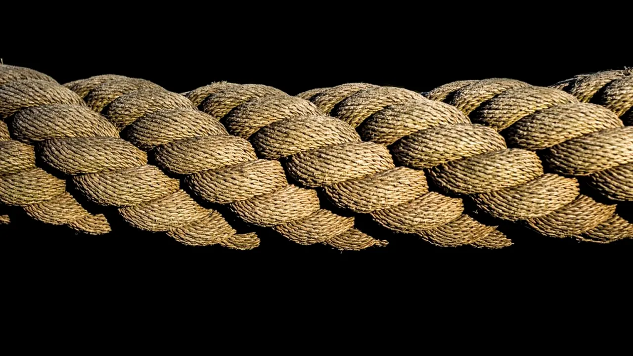 Tânăr salvat de familie, după ce a încercat să se spânzure! Băiatul anunțase pe un grup online că vrea să se sinucidă