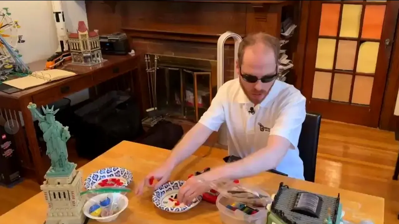 Cum a reușit un bărbat nevăzător ca și alte persoane cu deficiențe de vedere să poată construi seturi Lego