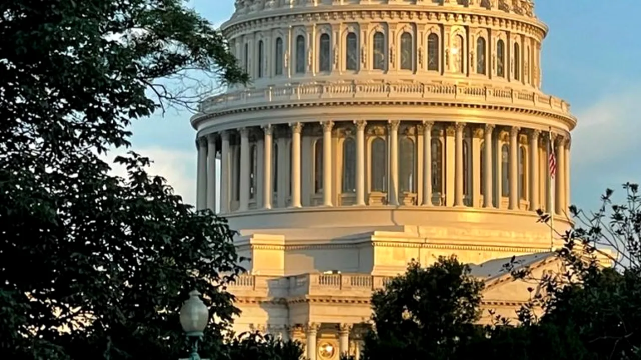 Învestire Donald Trump. Steagurile de la Capitoliu vor fi înălțate luni, 20 ianuarie/48 de km de garduri și 25.000 de polițiști scoși în stradă