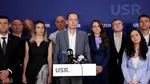 USR l-a blocat pe reporterul Gândul să-și formuleze întrebarea, după ședința de revalidare a lui Dominic Fritz. Gândul protestează față de atitudinea membrilor USR prezenți și denunță public maniera agresivă a unui partid politic. Iată întrebarea care i-a deranjat pe cei de la USR