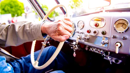 Românii care dețin mașini vechi ar putea plăti o nouă TAXĂ, în funcție de capacitatea de poluare a vehiculului