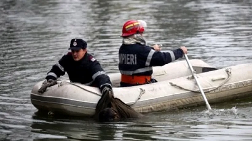 Șase persoane au căzut în Dunăre dintr-o barcă 