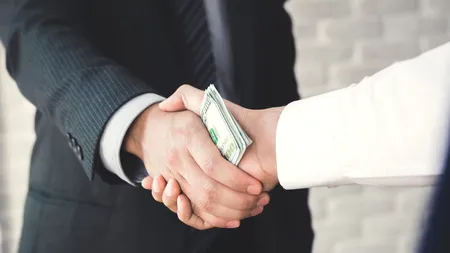 Șoferi care și-au luat permisele de conducere cu șpagă în Teleorman, trimiși în judecată. Mita ar fi ajuns la șefi de la Permise și Înmatriculări Auto