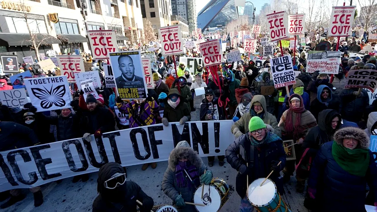 Proteste în Minneapolis, după ce agenții ICE au mai ucis un american. Martorii contrazic declarațiile administrației Trump. Hollywoodul se revoltă