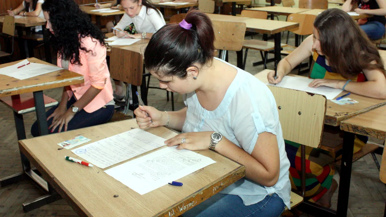 GAFĂ la simularea Evaluării Naționale. Elevii unei școli au primit subiecte de anul trecut
