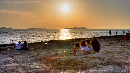 METEO: Săptămâna începe cu vreme frumoasă. De miercuri, vin ploi și descărcări electrice