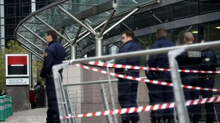 Focuri de armă în fața unei bănci de la periferia Parisului